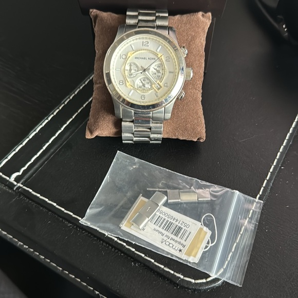 Designer Michael Kors MK8086 Runway Watch Silver Tone-Unisex, EUC New Battery - Picture 10 of 13